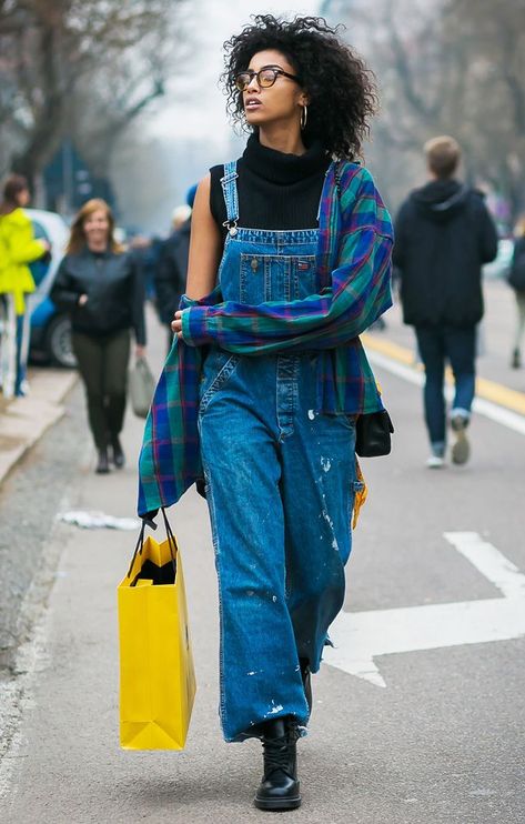 how to wear overalls fall Overalls In Winter, Overalls Chic, Overalls Outfit Winter, Overalls Fall, Overalls Winter, Overalls Outfits, Looks Summer, Denim Street Style, Overalls Fashion