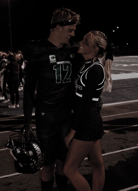 Football Couples Pictures, Cheer And Football Couples, Aron Hernandez, Son Wallpaper, Teen Relationships, Football Couples, Couples Pictures, The Pretty Reckless, Couple Goals Teenagers