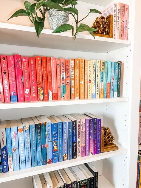 Rainbow Order Bookshelf, Color Organized Bookshelf, Rainbow Book Aesthetic, Bookshelves Rainbow, Rainbow Book Shelf, Girl In Library Aesthetic, Reader Aesthetic Girl, Rainbow Bookshelves, Girl In Library