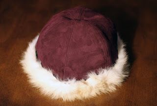 Fur Hat Pattern, Sheepskin Hat, Meat Rabbits, Rabbit Fur Hat, Fur Mitten, Hat Patterns To Sew, Leather Craft Tools, Panel Hat, Sewing Leather