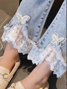 Ropa Upcycling, Lace Jeans, Clothes Art, Butterfly Lace, Caramel Corn, Mode Boho, Mode Inspo, Upcycle Clothes, Fashion Sewing