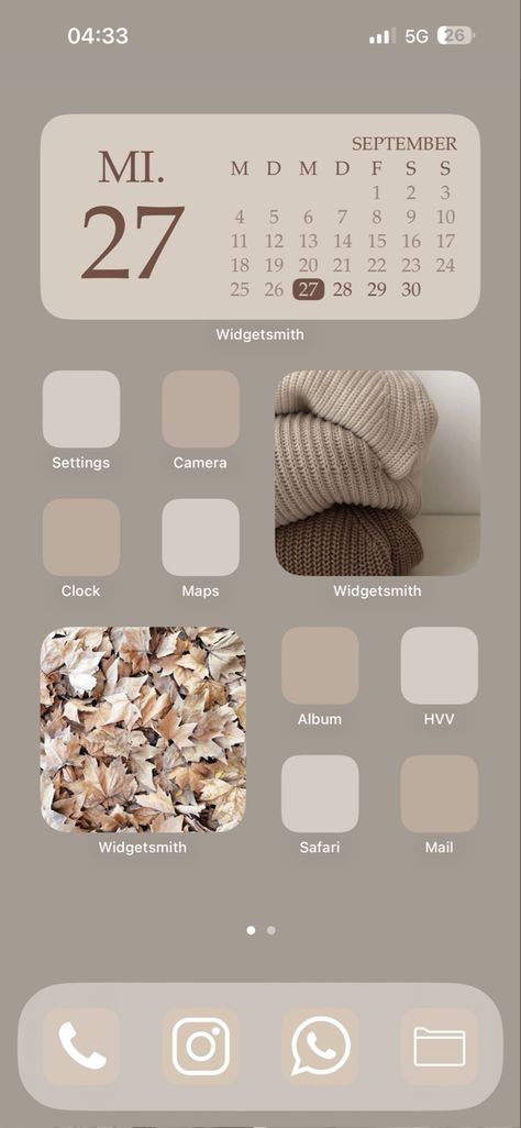 Cozy Homescreen Wallpaper, Mac App Icons, Phone Themes Widget, Old Money Iphone Layout, Fall Phone Layout Ideas, Phone Decoration Ideas Homescreen, Phone Layout Ideas Iphone, Iphone Display Ideas, Apple Widgets Aesthetic