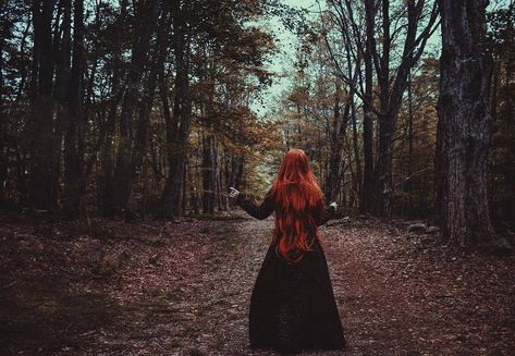 light_witch 🍁 instagram Fairytale Photography, Fantasy Magic, Ginger Girls, Long Red Hair, Lily Evans, White Magic, Copper Hair, Witch Aesthetic, Tree Hugger