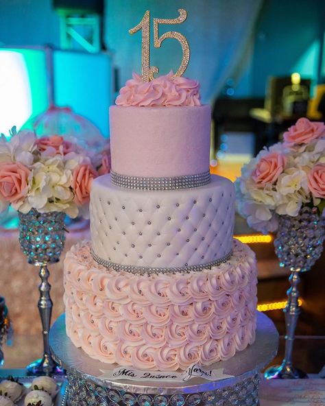 Photography & Video In NYC en Instagram: “Cake - detalles de la recepcion - Yoreis' Sweet 15 Fotografia & Video: @vimagez & @christianvargasphotography Event Planner :…” Quince Damas Gift Ideas, Quince Deserts, Sweet 15 Cakes, Quince Cakes, Quince Cake, Sweet 15 Party Ideas Quinceanera, Sweet 16 Party Decorations, 15th Birthday Cakes, Quinceanera Pink