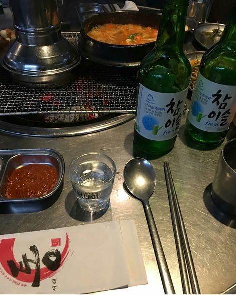 Soju Drinks, Seoul Aesthetic, Asia Aesthetic, Korean Travel, South Korean Food, Seoul Korea Travel, Seoul City, Dinner Restaurant, South Korea Seoul