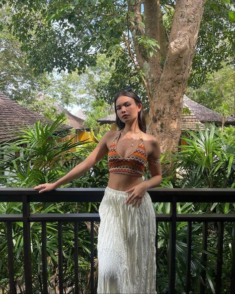 summer palm trees hot weather pretty girl photo posesaesthetic Socal Outfit Aesthetic, Pattaya Outfit Ideas, Outfits For Philippines, Island Summer Outfits, South East Asia Travel Outfits, Beach Outfit Inspiration, Night Beach Party Outfit, Summer Tropical Outfits, Southeast Asia Outfits