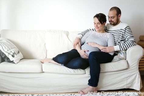 pregnancy-photographer-winterthur-maternity-shoot-zurich-switzerland-amelie-clements-photography-home-stripes-shirts-sofa-parents-to-be Sofa Maternity Shoot, Striped Sofa, Couple Pregnancy Photoshoot, Pregnancy Photo, Maternity Photography Poses, Pregnant Couple, Winterthur, Zurich Switzerland, Sofa Colors