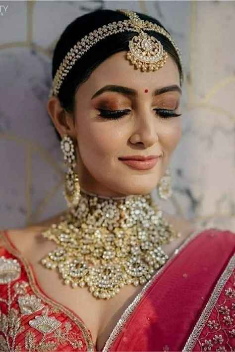 Indian Bride Aesthetic, Red Lehenga Bride, Matha Patti Bridal, Matha Tikka, Sheesh Patti, Sheesh Phool, Traditional Bridal Jewelry, Best Indian Wedding Dresses, Indian Bride Makeup