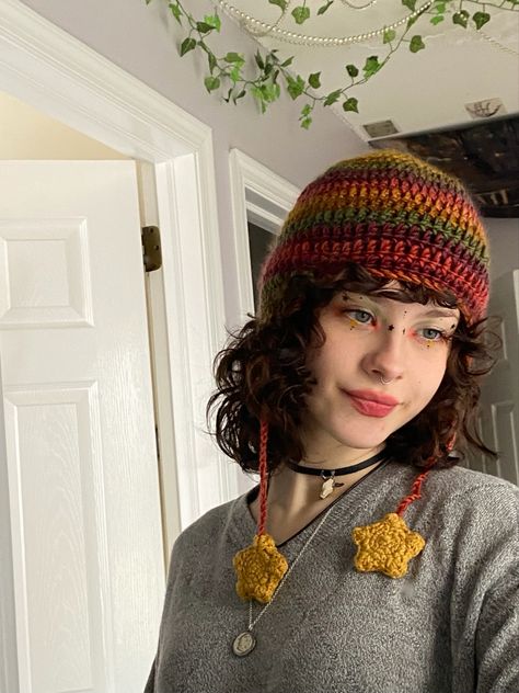 Cool Beanies Crochet, Crochet Hat Accessories, Multicolored Yarn Crochet, Crochet Beanie With Earflaps, Crochet Hats Aesthetic, Crochet Project Ideas To Sell, Crochet Hat Cute, Crochet Beanie Outfit, Aesthetic Crochet Hat Ideas