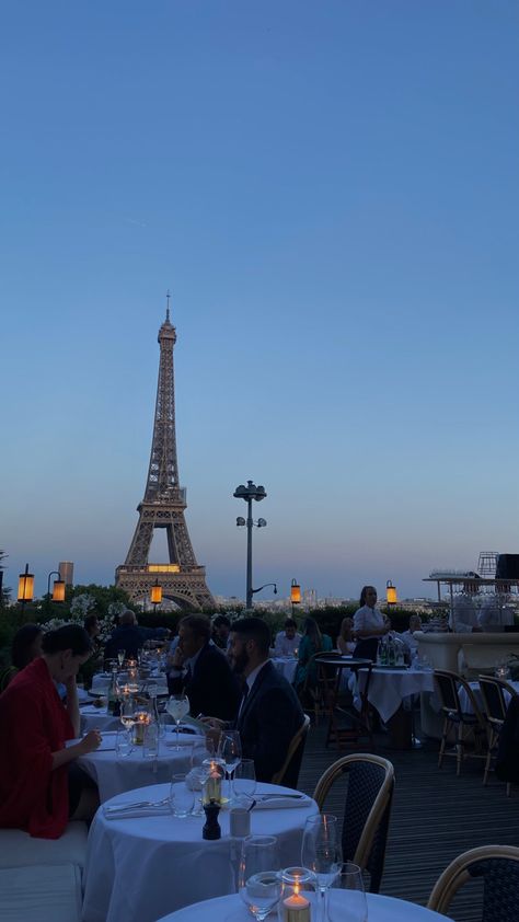 Paris Fancy Restaurant, Paris Luxury Lifestyle, Girafe Restaurant Paris Night, Paris Restaurants Aesthetic, Paris Aesthetic Luxury, Paris Luxury Aesthetic, Fancy Restaurant Aesthetic Night, Restaurant Chic Paris, French Restaurant Aesthetic