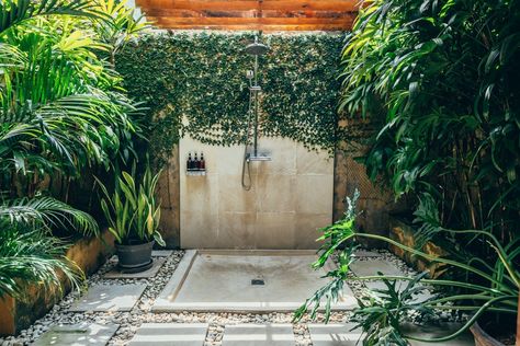 Outdoor Shower, with greened overgrown wall | Cliff Front Villa in Bali Jungle Bathroom, Outdoor Bathroom Design, Garden Shower, Outdoor Bath, Desain Lanskap, Coconut Grove, Outdoor Bathrooms, Garden Elements, Shower Design