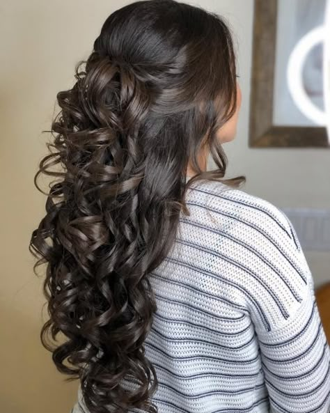 Quinceanera Hairstyles Half Up Half Down, Quince Hairstyles For Long Hair, Quince Hairstyles With Crown, Quinceanera Hairstyles, Quince Hairstyles, Athletic Hairstyles, Hairstyles For Long Hair, Braids Hairstyles, Elegant Hairstyles