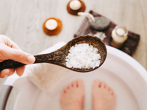 Epsom Salt Bath: Uses, Benefits, and Risks Foot Detox Soak, Epsom Salt Benefits, Diy Foot Soak, Foot Soak Recipe, Diy Detox, Magnesium Flakes, Epsom Salt Bath, Detox Bath, Athletes Foot