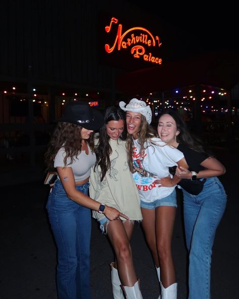 Nashville Group Pictures, Country Festival Aesthetic, Country Friends Aesthetic, Rodeo Pictures Ideas, Nashville Instagram Pictures, Nashville Photo Ideas, Nashville Picture Ideas, Nashville Tennessee Outfits, Nashville Pics