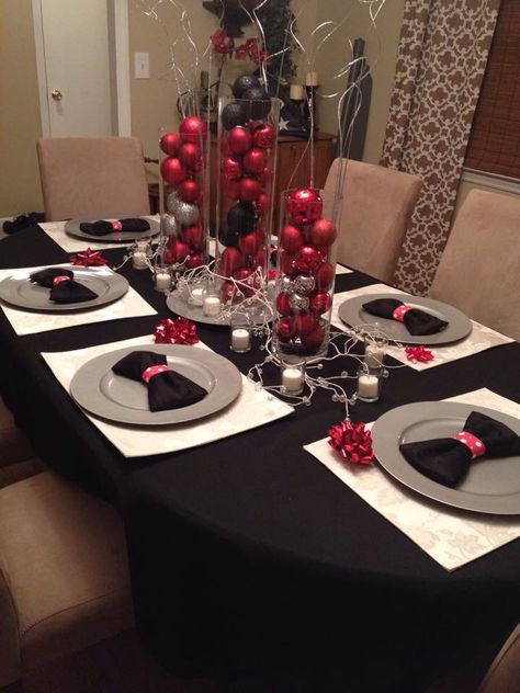 Disney Christmas Table Black White And Red Christmas, Disney Christmas Party, Red Party Decorations, Disney Christmas Decorations, Minnie Christmas, Party Table Settings, Mickey Christmas, Mickey Mouse Christmas, Red Party