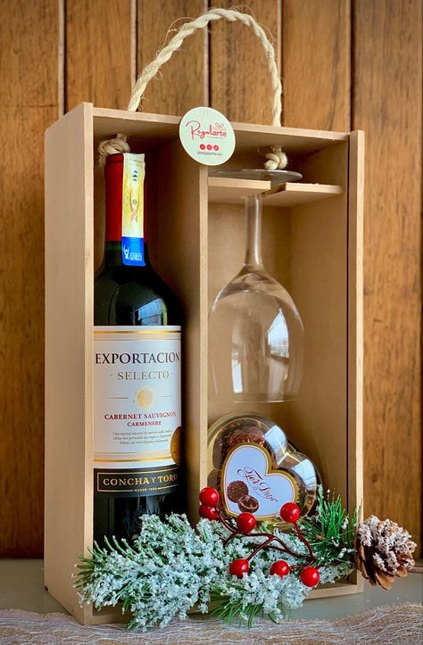 Vinocopachocolates y caja MDF con tapa. Mdf Creative Ideas, Diy Wine Box Ideas, Christmas Chocolate Boxes Gift Ideas, Wine Box Ideas Gift, Wine Box Ideas, Valentine Gifts Chocolate, Valentine Gifts Cricut, Ideas Para Vender En Navidad, Crochet Valentine Gifts