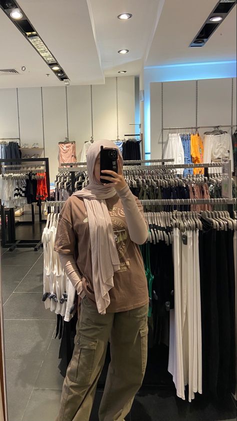 Olive Green Pants Outfit Hijab, Brown Outfit Aesthetic Hijab, Cargo Hijabi Outfit, Green Cargo Pants Outfit Hijab, Cargo Pants Hijabi, Cargo Hijab Outfit, Outfit Celana Cargo Hijab, Brown Outfit Hijab, Cargo Pants Outfit Hijab