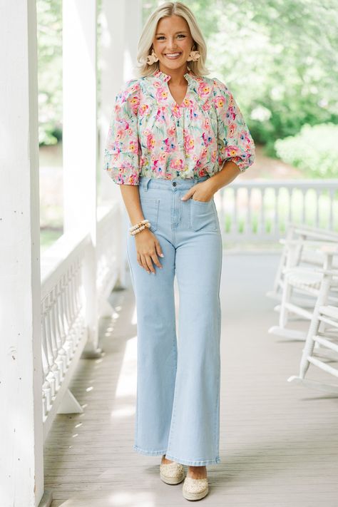 This floral blouse is so pretty and feminine! We are loving that floral print in those hues! This blouse is going to be a great option for work or weekends! V-neckline 3/4 bubble sleeves Floral print Babydoll cut No stretch Payton is wearing the small. Business Casual Blouses, Pastel Business Casual, Romantic Ingenue Style, Flower Blouse Outfit, Pink Blouse Outfit, Print Blouse Outfit, Floral Blouse Outfit, Feminine Summer Outfits, Hot Pink Pants