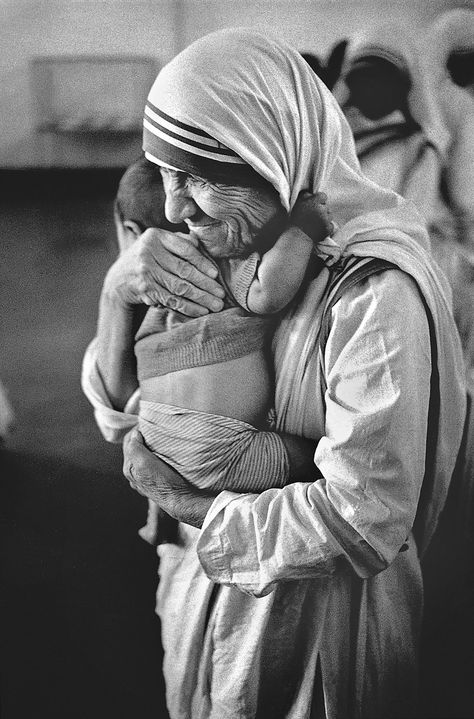 Mother Tressa, Mother Theresa Picture, Mother Teresa Pictures, Mother Teresa Photos, Mother Theresa Quotes, Missionaries Of Charity, Saint Teresa Of Calcutta, Arte Yoga, Santi Cattolici