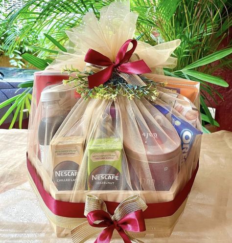 Basket Hamper Packing Ideas, Diwali Hampers Baskets, Rakshabandhan Hampers, Roka Decor, Parcel Natal, Diwali Packaging, Snacks Basket, Hampers Packaging, Hampers Wedding