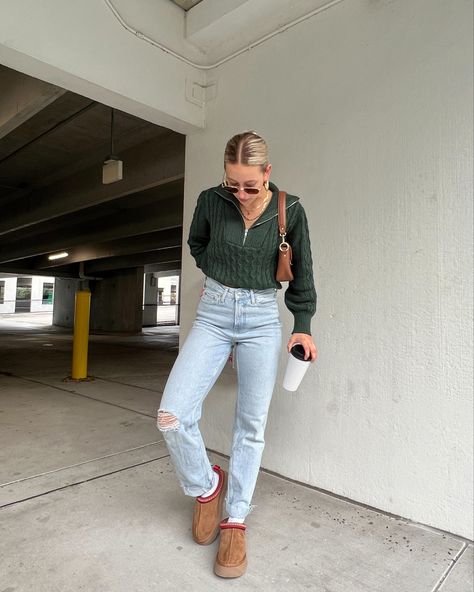 Light Jeans Fall Outfit, Light Wash Jeans Outfit Winter, Christmas Outfit Green, Oregon Fits, Christmas Outfits Casual, Ugg Fits, Miami Weekend, Light Wash Jeans Outfit, Winter Fashion 2022