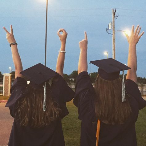 Sister Senior Picture Ideas, Funny Grad Pics Photo Ideas, Best Friend Graduation Pictures Colleges, Bsf Graduation Pictures, High School Grad Aesthetic, Cute Graduation Photo Ideas, Senior Pictures With Twins, Best Friend Pictures Graduation, Cap And Gown Pics With Friends