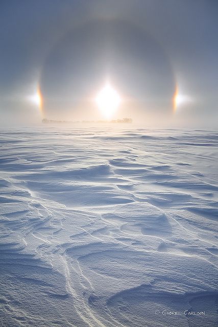 Sun Dogs ~ are made of a large family of halos, created by light interacting with ice crystals in the atmosphere. Sun Dogs are best seen and most conspicuous when the Sun is close to the horizon. Sun Dogs, Matka Natura, Winter Szenen, Fotografi Alam Semula Jadi, Trik Fotografi, 판타지 아트, Natural Phenomena, Alam Yang Indah, Alam Semula Jadi