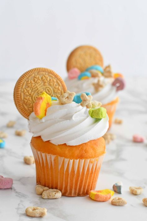 Lucky Charms Cupcakes Lucky Charms Cupcakes, Lucky Charms Cake, Unusual Dessert, Moist Cupcakes, Kid Cupcakes, St Patricks Day Food, Holiday Cupcakes, How To Make Cupcakes, Cupcake Flavors