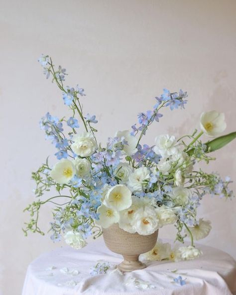 SWEET KVITKA on Instagram: "Something new, something blue, something old... My favourite is blue... #floralarrangement #floristry #simplystyledflowers #flowerstalking" Blue Flowers Arrangements, White And Blue Floral Arrangements, Josie Wedding, Blue And Yellow Wedding, Blue Flower Arrangements, Baby Blue Weddings, Cozy Wedding, White Floral Arrangements, Blue Centerpieces