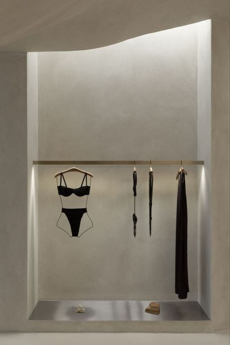 Home to luxury Brazilian swimwear brand Haight and located inside the city’s Leblon mall, the store rejects the clean lines that usually characterise retail spaces in favour of a more ancient minimalist aesthetic. Photography: Maíra Acayaba #design #inspiration #interiors #architecture Atelier Design, Retail Store Interior Design, Clothing Store Interior, Interior Design Minimalist, Clothing Store Design, Store Design Boutique, Store Interiors, Swimwear Store, Objet Design