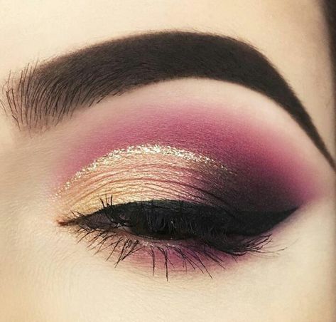 Pink and golden eye makeup , makeup ideas, makeup lovers, pink makeup ideas , beautiful makeup Make Up With Pink Dress Eye Makeup, Natural Shimmer Eye Makeup, Eye Makeup Shimmer, Eye Makeup For Beginners, Eye Makeup Easy, Makeup Tips Eyeshadow, Golden Eye Makeup, Makeup Shimmer, Ideas Maquillaje