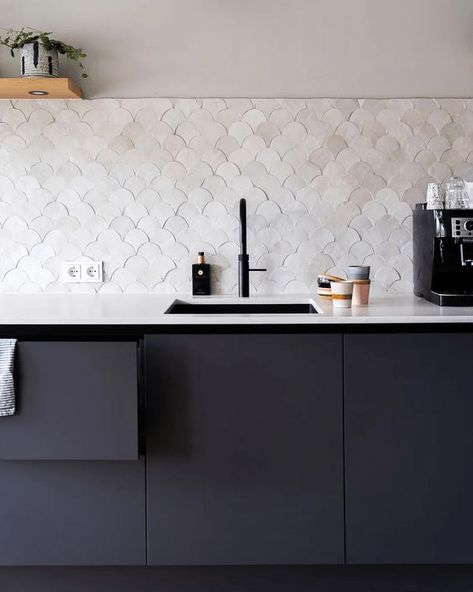 a sleek matte black kitchen with a pearly scallop tile backsplash, a white stone countertop and open shelves Living Room Lighting Design, Matte Black Kitchen, White Tile Backsplash, Home Design Diy, Casa Vintage, Scandinavian Kitchen, Kitchen Room Design, Kitchen Inspiration Design, Luxury Kitchens