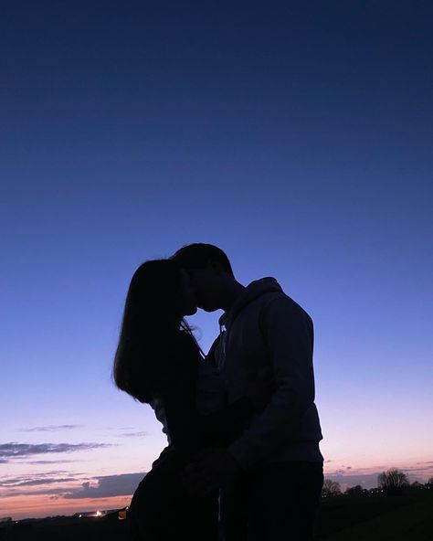 Sunset Kiss Couple Aesthetic, Sunset Kiss Couple, Aesthetic Sunset Couple Pictures, Aesthetic Couple Kiss Photo, Sunset Kiss Aesthetic, Aesthetic Kissing Couple, Photo Bisous Couple, Nastoletnie Pary Kiss, Most Romantic Kiss Pics