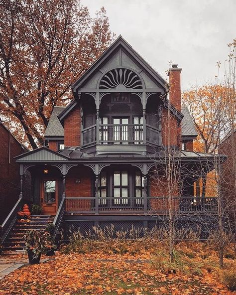 Westmount Québec maison de style victorienne Botanical Greenhouse, Leaves On The Ground, Toronto Houses, Victorian Style House, Victorian Architecture, Victorian House, Hus Inspiration, घर की सजावट, Cute House