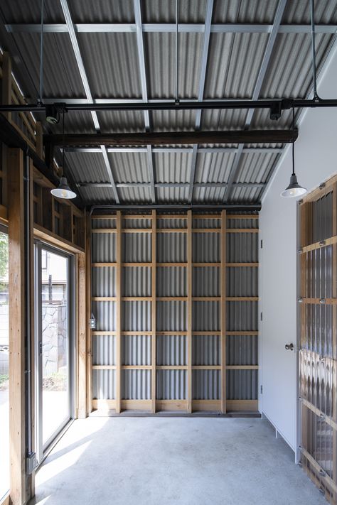 Single-storey house in Bandobashi | ROOVICE Warehouse Interior, Recycle Material, Home Keeping, Shipping Container Architecture, Shed Office, Steel Frame House, Warehouse Design, Old Warehouse, Outdoor Bath