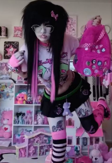 Scene Emo Fashion, Scene 2000s, 2000s Scene, Estilo Emo, Scene Goth, Scene Aesthetic, Emo Scene Hair, Scene Girl, Goth Scene