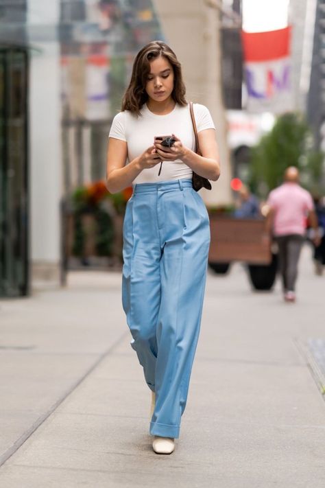 Hailee Steinfeld Outfits, Blue Trousers, Hailee Steinfeld, Pleated Trousers, Looks Chic, Woman Crush, Celebrities Female, Chic Outfits, York City