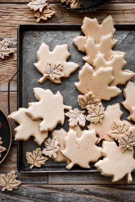 Leaf Sugar Cookies, Maple Leaf Cookies, Maple Cookies, Cut Out Cookie Recipe, Leaf Cookies, Sugar Cookie Royal Icing, Sugar Cookie Icing, Vanilla Sugar Cookie, Iced Sugar Cookies