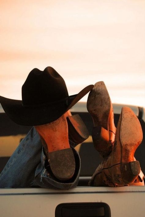 Arte Cowboy, Country Couple Pictures, Estilo Cowgirl, Foto Cowgirl, Cute Country Couples, Elsie Silver, Western Photoshoot, Seni Pastel, Cowboy Aesthetic