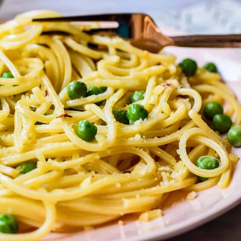 Spaghetti And Peas Recipe, Spaghetti And Peas, Pea Spaghetti, Super Easy Casseroles, Creamy Spaghetti, Garlic Spaghetti, Spaghetti Aglio, Green Spaghetti, Summer Foods