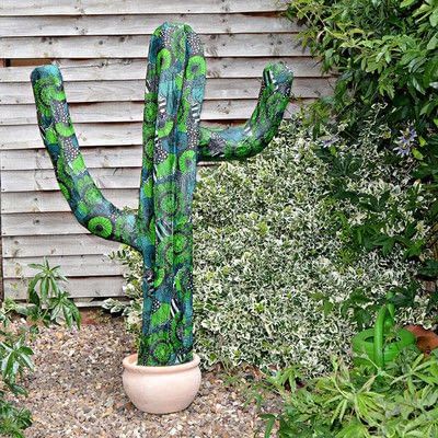 How to make a papier mache model. Giant Paper Mache Cactus - Step 6 Giant Paper Mache, Giant Cactus, Cardboard Crafts Decoration, Plaster Of Paris, Cardboard Crafts, Free Tutorial, Paper Mache, Decor Crafts, Cactus