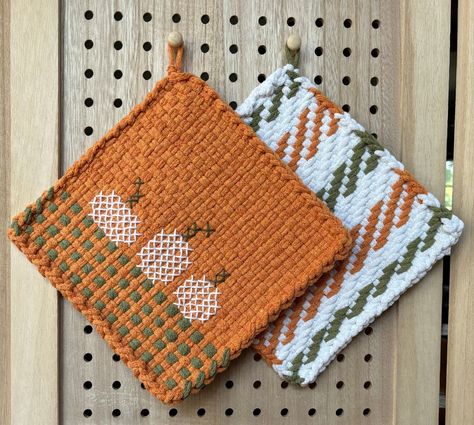 DETAILS: "Pumpkin Patch" potholder set -Set of 2 potholders/trivets (1 solid with stitching and 1 patterned with no stitching) -Hand-woven on a peg loom -Looper colors are Tiger Lily, Lichen, and White (made by Friendly Loom/Harrisville Designs) -Hand-stitched pumpkin design with cotton yarn -Patterned potholder is based on a split twill design by Linda Lutomski -Ready for gifting to family, friends, neighbors, and/or coworkers -Nostalgic with a modern twist -Size is approximately 8 inches square -Machine washable *Slight variations in size and color can occur as this is a handmade product SUSTAINABILITY: -Friendly Loom loopers are eco-friendly, made from recycled cotton yarn that is not re-dyed -Tags are made from 25% hemp and 75% recycled paper -Potholders are packaged in a 95% recycled Potholder Loom Projects, Potholder Patterns Free, Loom Potholders, Handmade Potholders, Potholder Designs, Trivets Diy, Loom Board, Embroidered Pumpkin, Crochet Placemat