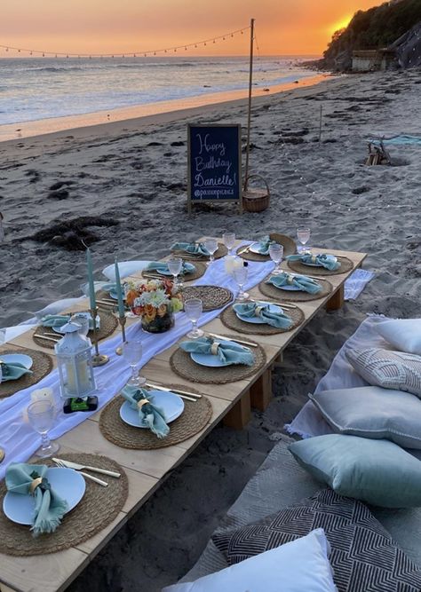 Beach Birthday Decorations For Adults, Beach Theme Birthday Party Aesthetic, Beach 15 Birthday, Beach Table Set Up, Birthday Party At The Beach Ideas, Birthday Dinner Beach, Dinner On The Beach Ideas, Birthday Ideas Beach Theme, Beach Birthday Party Picnic