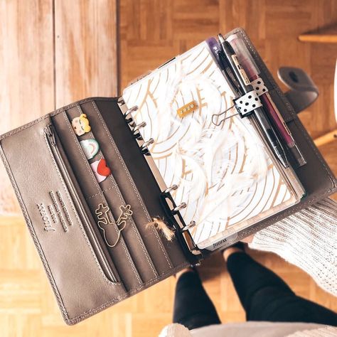 2020 is officially around the corner. Re-gram from @stlbrch and her Personal Malden in Stone #filofax #filofaxlove #plannergirl Filofax Malden Personal, Therapeutic Writing, Filofax Malden, Agenda Filofax, Year Planning, New Year Planning, Filofax Personal, Filofax A5, Planner Obsessed