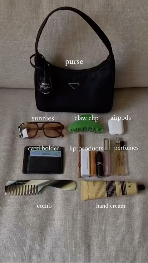 Summer Bag Essentials, Everyday Bag Essentials, Tot Bag, What's In My Purse, Backpack Essentials, Inside My Bag, Purse Essentials, Summer Tote Bags, Handbag Essentials