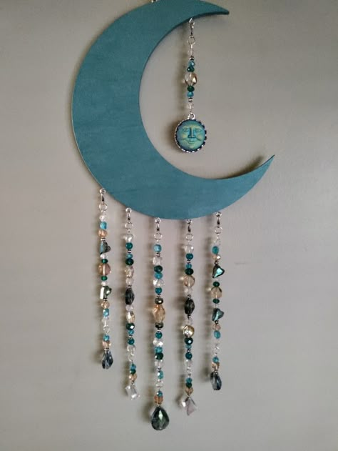 Moon Wind Chimes, Home Decor Diy Ideas, Carillons Diy, Crystal Suncatchers Diy, Wind Chimes Homemade, Hippie Crafts, Suncatcher Diy, Dream Catcher Patterns, Wood Moon