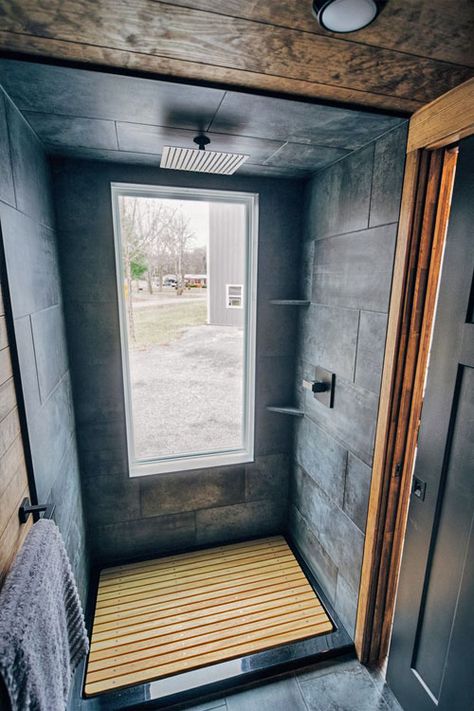 Tiny House Shower, Tiny Home Bathrooms, Tiny House Bathrooms, Gooseneck Tiny House, Tiny House Bathroom Ideas, Rustic Tiny House, Wohne Im Tiny House, Tiny House Builders, Gooseneck Trailer