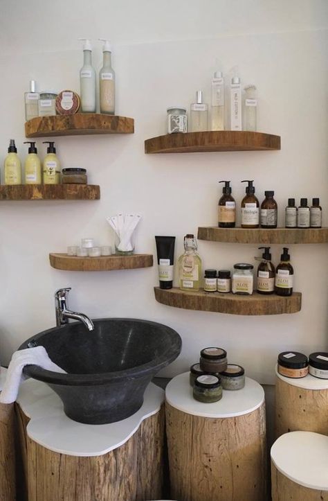 Rustic Esthetician Room, Spa Shelf Decor, Wooden Salon Decor, Eco Friendly Salon, Bohemian Spa Decor, Earthy Nail Salon, Earthy Esthetics Room, Earthy Salon Ideas, Salon With Plants