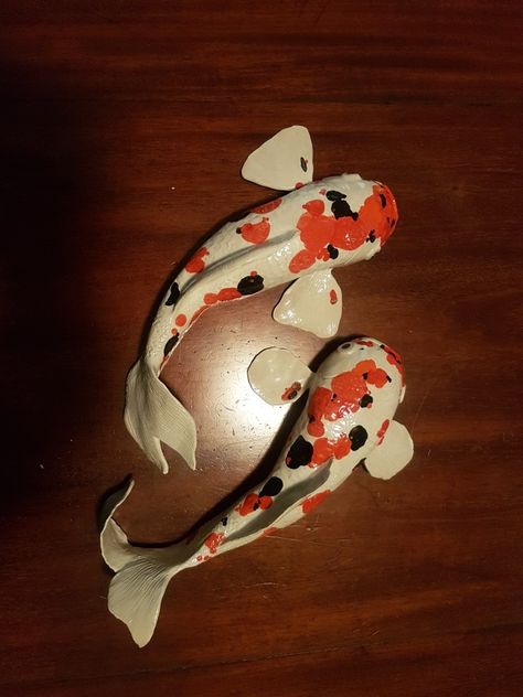 Koi Fish Cardboard Sculpture, Koi Fish Ceramic Art, Air Dry Clay Koi Fish, Ceramic Coy Fish, Clay Koi Fish Tutorial, Koi Fish Clay Sculpture, Pottery Koi Fish, Clay Coy Fish, Paper Mache Koi Fish