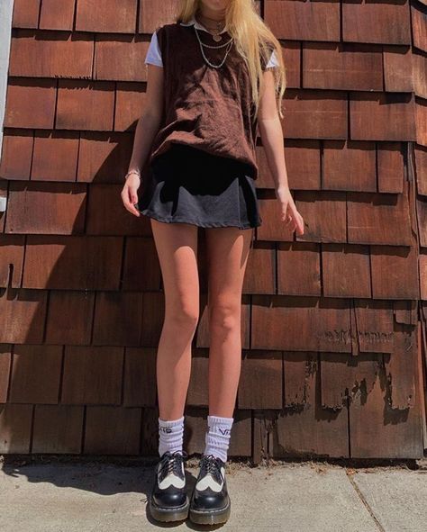 Brown Vest Outfit, Dress Wallpaper, Sweater Vest Outfit, Doc Martens Outfit, Wallpaper Fashion, Estilo Indie, Vest Outfit, Fashion Leggings, Vest Outfits